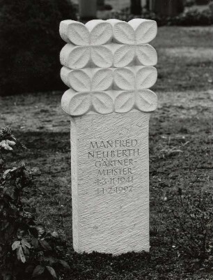 Grabstein für den Gärtnermeister Manfred Neuberth (Mustergrabstein)