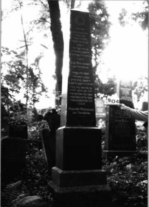 Grabstein 904 (Index: 99802547) Material: Granit, poliert Zustand: sehr gut Maße HxBxT: 313x53x53 cm Beschreibung: mehrfach getreppter Sockel, Obelisk Symbolik: Priesterwaschgeschirr (Schale mit Kanne): Grabstein 904