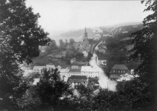 Berggießhübel (Bad Gottleuba-Berggießhübel). Stadtteilansicht mit Pfarrkirche (1875/1876; H. Altendorff) von Westnordwest