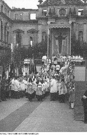 Dresden, Großer Garten, Fronleichnam-Prozession mit Bischof Heinrich Wienken, Juni 1952