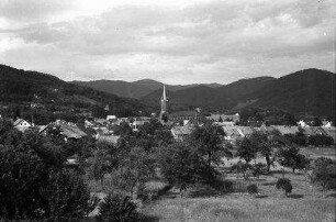 Giromagny: Dorf, mit Elsässer Belchen
