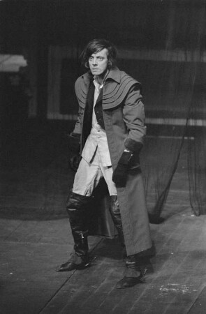 Szenenbilder aus "Die Räuber", Drama von Friedrich Schiller mit Musik von Tilo Müller-Medek (R: Manfred Karge und Matthias Langhoff; Dekor: Pieter Hein). Volksbühne Berlin, Premiere 10.02.1971 (legendäre DDR-Inszenierung) : Mit Hans Teuscher, Arno Wyzniewski, Günther Junghans, Heide Kipp, Gabriele Gysi, Klaus Mertens, Werner Tietze, Bodo Krämer, Dieter Montag, Carl-Hermann Risse, Michael Narloch, Berko Acker, Helmut Straßburger