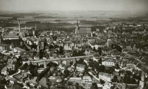 Bautzen, Blick über die Stadt mit der Kronprinzenbrücke (nach 1945 Friedensbrücke) von Südwesten, Luftaufnahme