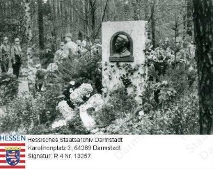 Gemeinder, Peter (1891-1931) / Beerdigung auf dem Waldfriedhof in Darmstadt / Aufnahme des Grabes, im Hintergrund Gruppenaufnahme von NS-Kapelle