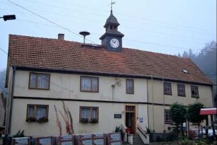 Gemeindeverwaltung und Kapelle mit Dachreiter und Uhr