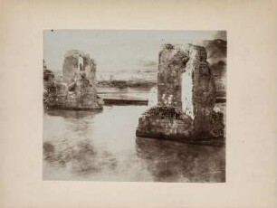 Brückenpfeiler : Pfeiler der Brückenruine von Hasankeyf aus dem 12. Jahrhundert. Im Hintergrund Ausläufer des armenischen Taurus.
