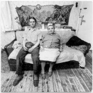 Mutter und Sohn auf dem Sofa sitzend