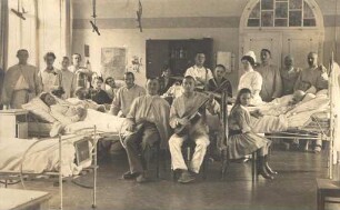 Erster Weltkrieg - Lazarett III Gewerbeschule Karlsruhe. Verwundete mit Schwestern