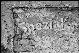 Fassade mit Inschrift "Spezial"
