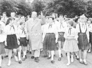 Walter Ulbricht mit Jungen Pionieren auf dem Weg durch die Pionierrepublik "Wilhelm Pieck" in Altenhof am Werbellinsee