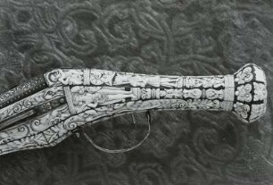 Radschloßpistole : Radschloßpistole. Detail: Schaft mit Jagdszenen. Süddeutschland, 1557. Silber und Gold, tauschiert, Hirschhorn, belegt; Länge 61 cm. Staatliche Kunstsammlungen Dresden (SKD), Rüstkammer 441