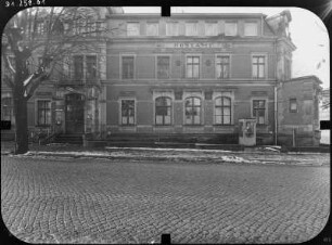 Neustadt in Sachsen, Bahnhofstraße 36. Postamt (1891). Straßenfront (Teilansicht)
