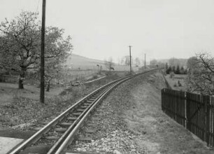 Blick vom Bahnübergang Hutungswiese auf Gleis der Schmalspurbahn Zittau - Oybin - Jonsdorf