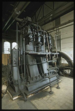 Bahnbetriebswerk Wustermark, 2-zylindriger Dieselmotor mit einer Leistung von 100 kW von der Breslauer Maschinenbau A. G. von 1907, in Betrieb bis 1978 (Schwungraddurchmesser 320 cm, Höhe insgesamt 380 cm)