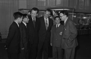 Empfang im vietnamesischen Ausstellungspavillon, Rolf Lemser (?) Messeamtsdirektor (rechts) im Gespräch mit Vertretern der vietnamesischen Messedelegation