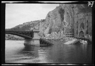 Dinant (Provinz Namur, Belgien): zerstörte Brücke über die Maas (Gewässer) und beschädigte Kirche Notre-Dame ("Maasübergang I. Armee-Korps")
