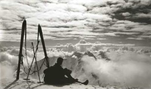 Silvretta. Gipfel des Piz Davolais (3027 m) mit Hochtourist. Blick nach Süden