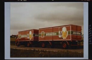 Biertransport-LKW Typ MAN 18-350 der Brauerei Feldschlößchen AG Braunschweig mit 18 Tonnen Nutzlast, bestehend aus Kastenaufbau und zweiachsigem Hänger zum Transport von Flaschenkästen, Aufnahme von 1975