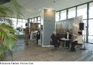 Präsentation an den Informationsständen im Foyer