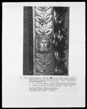 Annoschrein — Dach mit Szenen aus dem Leben des heiligen Anno — Dachschräge der Märtyrerseite — Dachrahmen mit vegetabilen Ornament und Portraitplättchen von Heiligen — Plättchen mit Heiligem