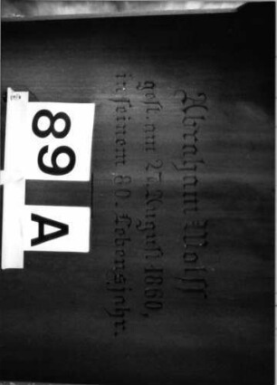 Grabstein 89 (Index: 100091036) Material: Sandstein Zustand: verwittert Maße HxBxT: 153x60x33 cm Beschreibung: Stele auf gestuftem Sockel mit abgesetztem flachem Dreiecksgiebel: Grabstein 89A (Detailaufnahme 2)