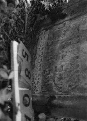Grabstein 580 (Index: 100115318) Material: Sandstein Zustand: stark verwittert Maße HxBxT: 55x52x9 cm Beschreibung: Stele mit eingezogenem Segmentbogenabschluß, eingetieftes Schriftfeld: Grabstein 580A (Nachholaufnahme)