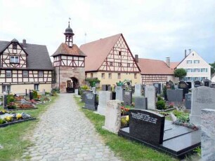 Kirchhof im Norden mit Torturm und flankierenden Gebäuden