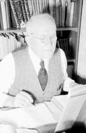 Wittenweiler: Missionar [Adolf] Vielhauer, Portrait am Arbeitstisch
