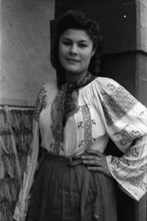 Chisinau: Mädchen in rumänischer Bluse
