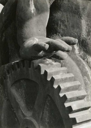 Putto mit Zahnrad : Putto mit Zahnrad. Sandstein (um 1905). Hand auf dem Zahnrad. Dresden-Altstadt, Schloßplatz 1, Baustelle Ständehaus (Bauphase Substanzsicherung / Wiederaufbau Dach)