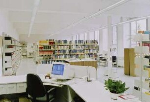 Ausleihtheke gegen Freihandbereich Monografien : Dresden-Johannstadt, Hans-Grundig-Straße 25 (Gebäude der Fakultät Informatik der TU Dresden). Sächsische Landesbibliothek - Staats- und Universitätsbibliothek Dresden. Zweigbibliothek Informatik. Ausleihtheke gegen Freihandbereich Monografien