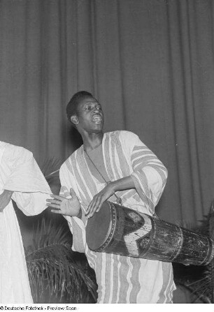 Auftritt eines afrikanischen Ensembles unter der Leitung der Dichters Keita Fodeba in der Kongresshalle