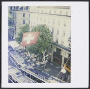 Schweizer Flagge über dem Zürcher Paradeplatz