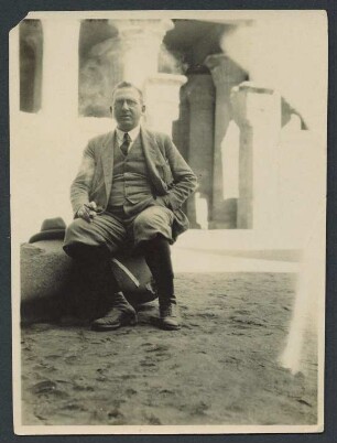 Gotthold Weil im Hof des Tempels in Edfu