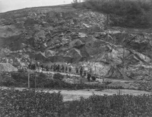 Im Steinbruch : Eine Gruppe von Männern in einem Steinbruch