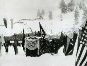 Feierliche Eröffnung der IV. Winterspiele. Willi Bogner spricht den olympischen Eid.