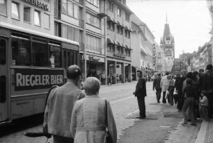 Freiburg: Kaiser-Joseph-Straße in der Fußgängerzone mit Omnibus und Straßenbahn