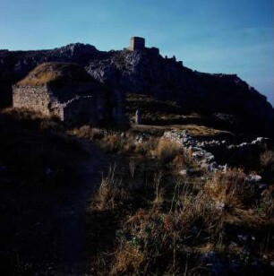 Akrokorinth. Türkische Moschee und fränkischer Bergfried. Im Westteil des großen Festungskomplexes vorn links türkische Moschee, hinten fränkischer Bergfried