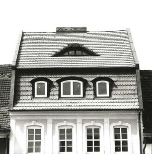 Peitz, Hauptstraße 16. Wohnhaus mit "Adler-Apotheke" (um 1800), Obergeschoss und Dachgeschoss