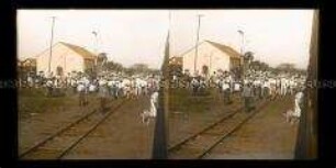 Bahnstation auf dem Weg nach Jalapa mit Zug, Reisenden und Musikern