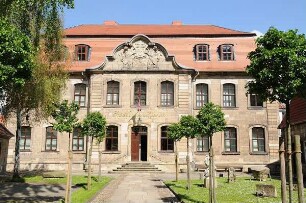 Stadtmuseum Halberstadt : Bei alliierten Bombenangriffen wurde die Fachwerkstadt am nördlichen Harzrand am 8. April 1945 zu 82 Prozent zerstört. Erst nach 1990 wurde die Innenstadt wieder aufgebaut, wurden viele alte Häuser saniert. Bild: Totalansicht des Stadtmuseums am Domplatz. Aufgenommen in Halberstadt im Mai 2008