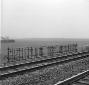 Weißig (bei Großenhain). Schmiedeeisernes Geländer am Ostportal einer Eisenbahnbrücke über eine Ortsverbindungsstraße