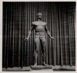 Paris, Bildhauer Professor Arno Breker, Figur "Dionysos"