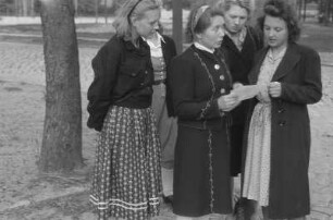 Schulentlassung von Abiturientinnen : Porträt von Abiturientinnen