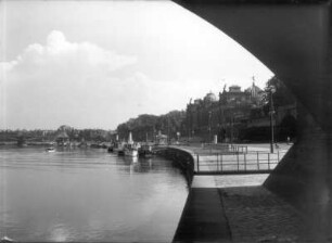 Dresden-Altstadt. Terrassenufer. Dampferanlegestellen. Ansicht mit einem Brückenbogen der Augustusbrücke und der Brühlschen Terrasse