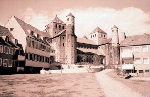 Hildesheim: Romanische St. Michaeliskirche, Vordergrund neue Wohnhäuser