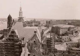 Dresden. Blick vom Schloßturm über die Baustelle Georgentor, den Stallhof, das Johanneum und die Ruine der Frauenkirche nach Osten