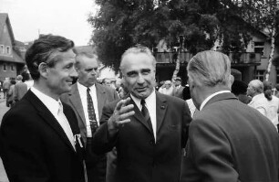 Bernau: Preisüberreichung durch Regierungspräsident Person an Preisträger Helmut Müller-Wiehl