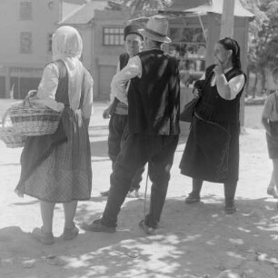 Die Stadt Karlowo im Rosental in Zentral-Bulgarien Typisches Straßenbild. Bewohner aus Rosental in ihrer traditionellen Tracht im Gespräch