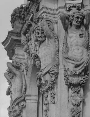 Dresden. Zwinger, Satyrhermen am Glockenspielpavillon